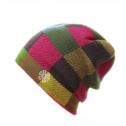 Moderní zimní pletená čepice kostkovaná